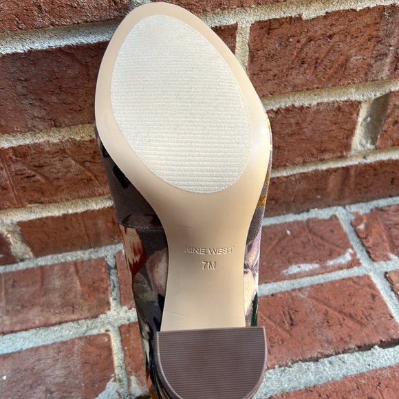 NINE WEST Exotic Gray Floral Faux Suede Textile Block Heel Pumps - Picture 11 of 11